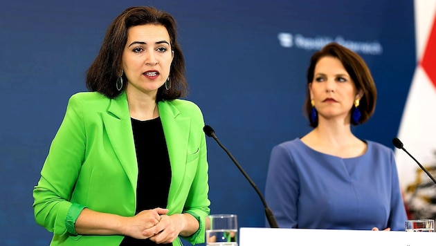 Mindig is vitában álltak: Alma Zadić és Karoline Edtstadler miniszterek. (Bild: APA/BKA/Christopher Dunker)