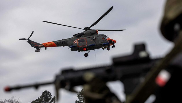 Ein Hubschrauber der polnischen Luftwaffe während einer Übung im April 2023 (Bild: APA/AFP/Wojtek Radwanski)