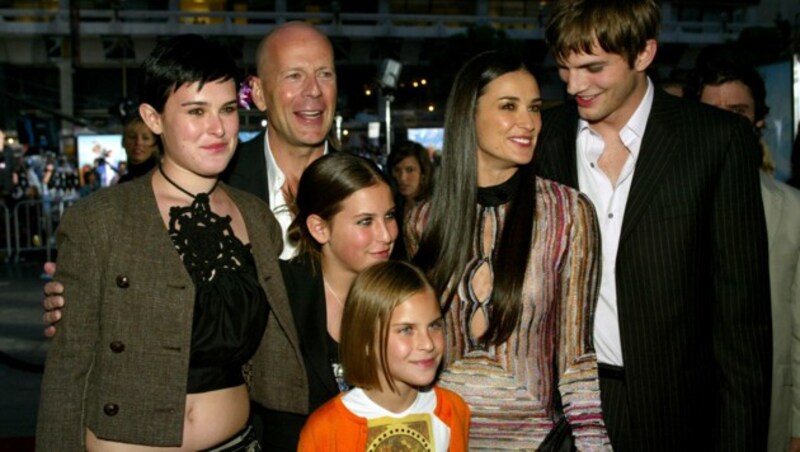 Patchwork-Familie: Demi Moore und Bruce Willis 2003 mit ihren Töchtern Rumer, Tallulah und Scout sowie mit Ashton Kutcher (Bild: APA/Kevin Winter / Getty Images North America / AFP)