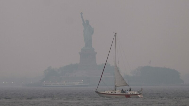 Wegen der Rauchschwaden ist die Freiheitsstatue kaum mehr zu erkennen. (Bild: APA/Getty Images via AFP/GETTY IMAGES/SPENCER)