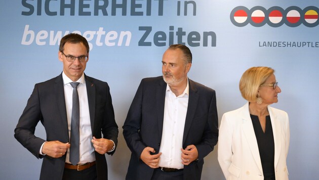 Markus Wallner, Hans Peter Doskozil und Johanna Mikl-Leitner bei der Konferenz im Burgenland. (Bild: APA/ROBERT JAEGER)