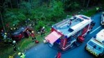 Das Wrack lag in einem Abhang neben der Straße (Bild: Pressefoto Scharinger © Daniel Scharinger)