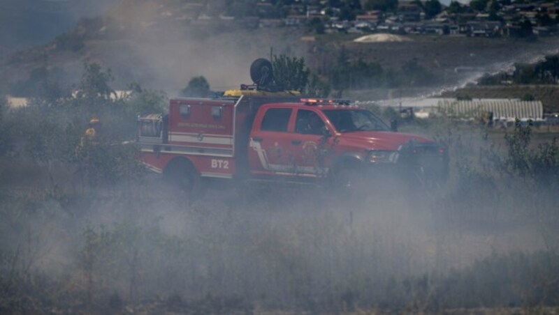 In der Provinz British Columbia mussten die Feuerwehrleute mit extremem Wind kämpfen. (Bild: ASSOCIATED PRESS)