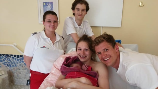 So eine Geburt erleben die Sanitäter Nadine Jantscher und Kevin Cortolezis nicht jeden Tag: Sie unterstützten die Familie Smit am Parkplatz einer Raststation. (Bild: Familie Smit, Krone KREATIV)