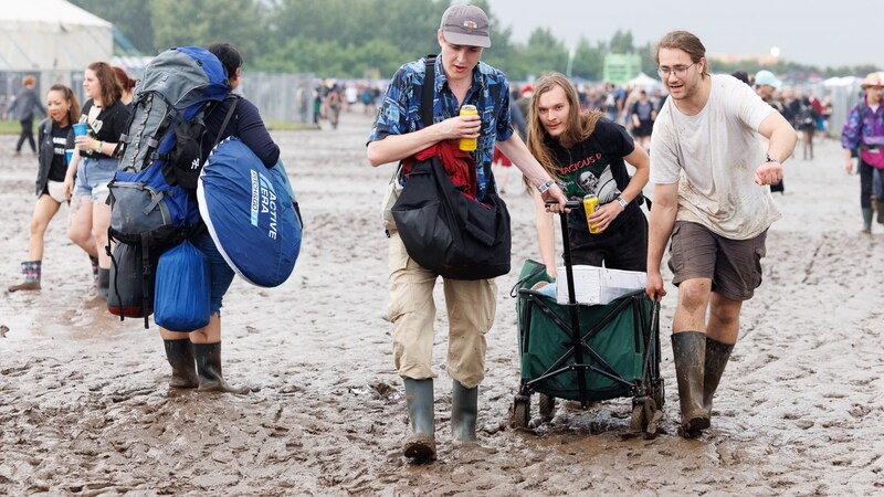 Festivalgäste im Schlamm (Bild: APA/FLORIAN WIESER)