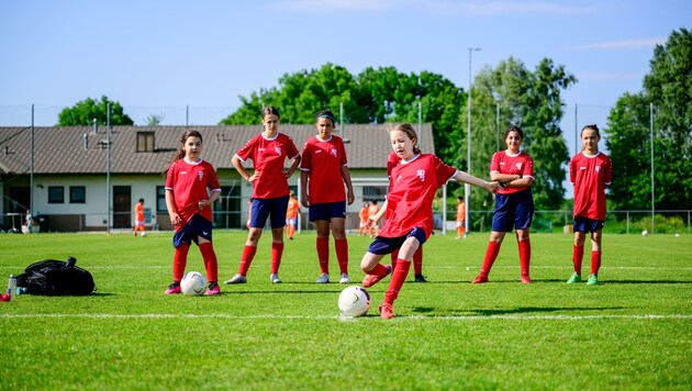 Mit vollem Einsatz trainieren die Nachwuchskickerinnen vom NSG St. Pölten Süd für ihre Turnierspiele: Zur Eröffnung matcht sich die U9-Mannschaft aus Harland mit Juventus Turin. (Bild: Imre Antal)