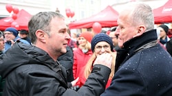 Franz Schnabl (rechts) setzte Andreas Babler vor der Landtagswahl in Niederösterreich kurzerhand noch auf die Landesliste. (Bild: ROLAND SCHLAGER)