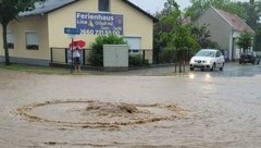 Die Kanäle konnten die Wassermassen nicht fassen und gingen über. (Bild: Freiwillige Feuerwehr Neusiedl)