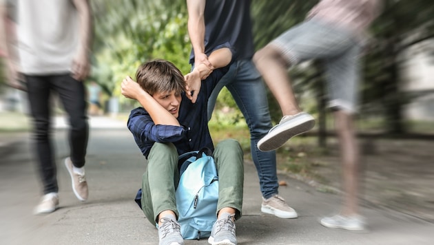 rutale Gewalt unter Heranwachsenden (gestellte Szene) hat bei Unter-14-Jährigen keine strafrechtlichen Folgen. (Bild: stock.adobe.com)