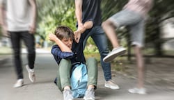rutale Gewalt unter Heranwachsenden (gestellte Szene) hat bei Unter-14-Jährigen keine strafrechtlichen Folgen. (Bild: stock.adobe.com)