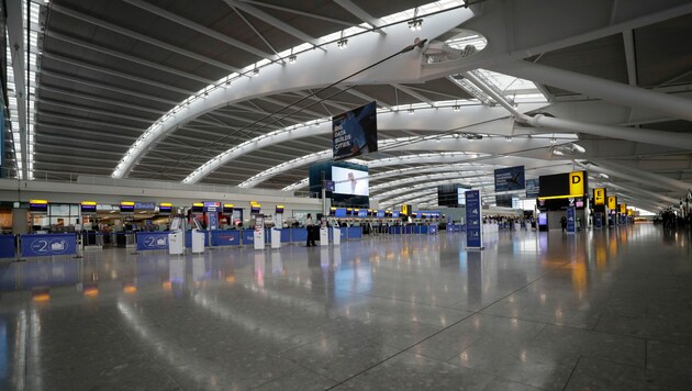 Reisende am Londoner Flughafen Heathrow steht ein harter Sommer bevor. (Bild: Copyright 2019 The Associated Press. All rights reserved)