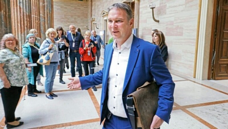 In der Säulenhalle des Parlaments erkennen Besucher den neuen SPÖ-Chef. Am Mittwoch nahm Babler an der Bundesratssitzung teil. (Bild: Reinhard Holl)