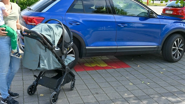 Diese Parkplätze sollen für Eltern freigehalten werden - doch es fehlt die Rechtsgrundlage. (Symbolbild) (Bild: Dostal Harald)