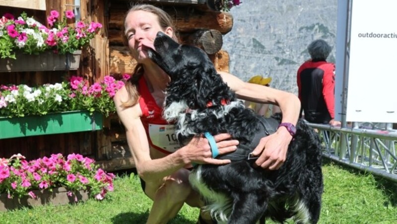 Billy war einer der ersten und aufgeregtesten Gratulanten, hat als treuer Trainingspartner auch seinen Titel-Anteil. (Bild: Birbaumer Christof)