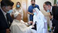 Der Papst wurde bereits 2021 in der Gemelli-Klinik behandelt. (Bild: Vatican Media via AP)