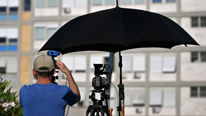 Ein Reporter vor der Gemelli-Klinik. Er hofft auf ein Bild des Pontifex. (Bild: Tiziana FABI / AFP)