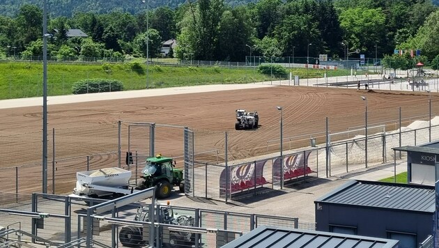 Am Trainingsplatz wurde ein neuer Rasen angesät. (Bild: F. Pessentheiner)