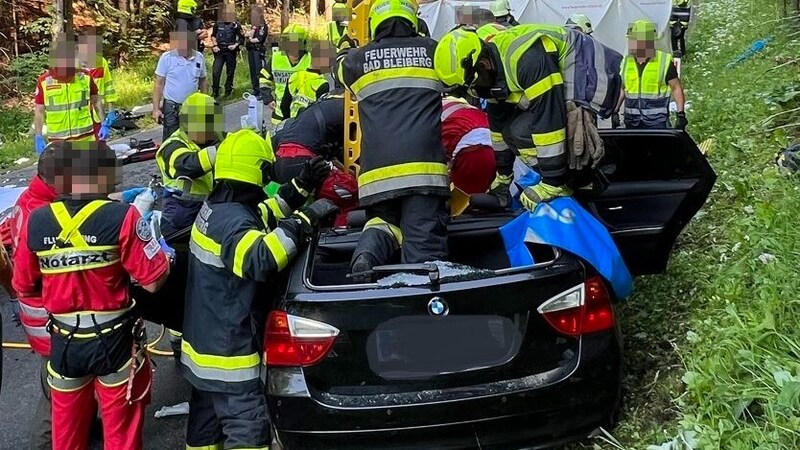 Auch das Dach des Pkw musste für die Bergung entfernt werden. (Bild: HFW Villach, Krone KREATIV)