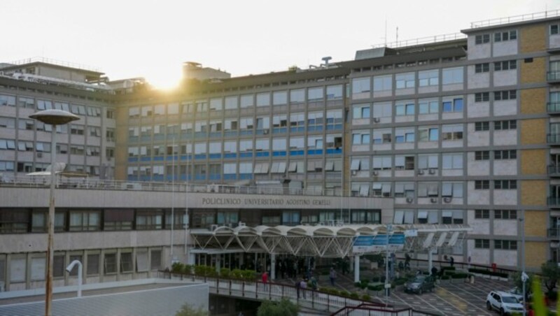 Das Oberhaupt der römisch-katholischen Kirche wurde in der Gemelli-Klinik in Rom behandelt. (Bild: ASSOCIATED PRESS)