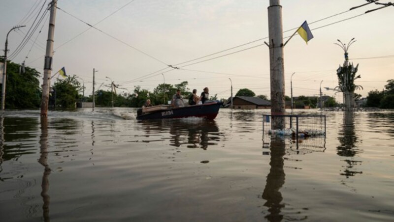 Die Evakuierungen aus überschwemmten Wohnungen und Häusern laufen. Laut ukrainischen Behörden zeigte der Hochwasserpegel In der Gebietshauptstadt Cherson am Donnerstagmorgen 5,6 Meter an. (Bild: ASSOCIATED PRESS)