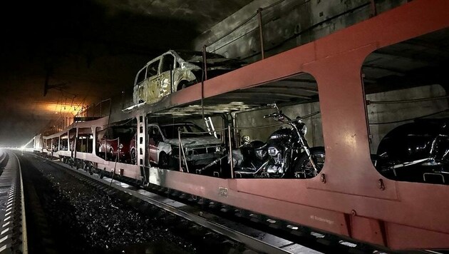 Mittwochabend sorgte der Zugbrand im Tunnel für einen Großeinsatz. (Bild: Anton Wegscheider)