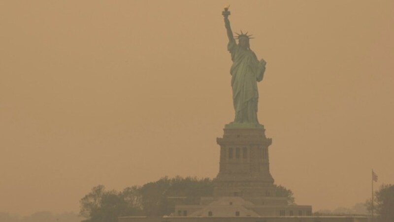 Die Freiheitsstatue in Smog gehüllt (Bild: ASSOCIATED PRESS)