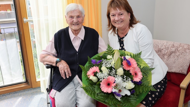 Vizebürgermeisterin Karin Hörzing gratulierte der 106-Jährigen. (Bild: Stadt Linz/Michael Dworschak)