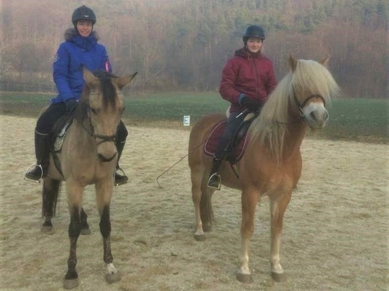 Diese Aufnahme zeigt Sandra Lehrner und ihre „Epona“ (links) bei ihrem letzten Ritt am 1. Januar 2017. Daneben: Tochter Ann-Kathrin mit einem Haflinger. (Bild: zVg)