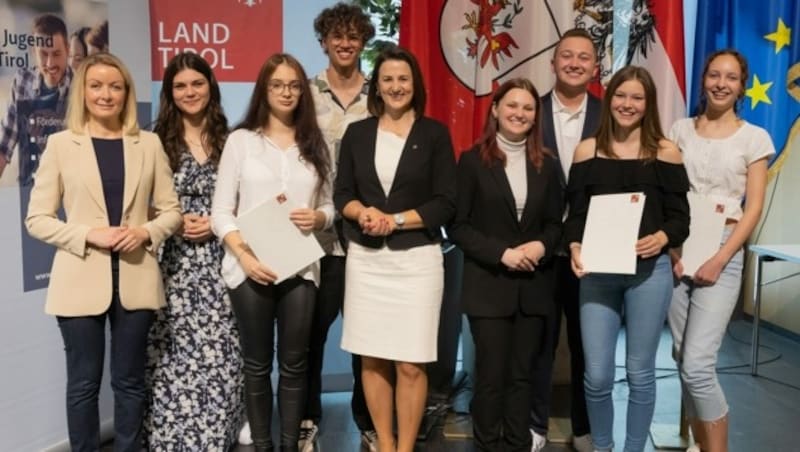 Die Sieger und Siegerinnen in ihren jeweiligen Kategorien zusammen mit LR Astrid Mair (Mitte) (Bild: Land Tirol/Forcher)