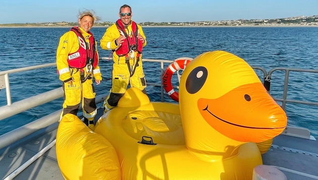 Einsatzkräfte der Rettungsgesellschaft RNLI mit der aufblasbaren Ente „Quakers“, die wie die drei Briten gerettet wurde. (Bild: RNLI/Matthew Rowe)