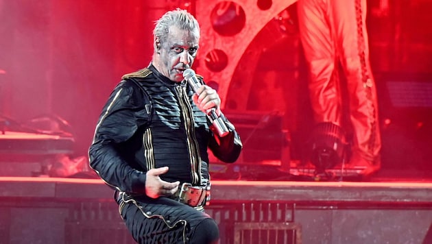 Till Lindemann, Sänger der deutschen Band Rammstein, hat über seine Anwälte Behauptungen einiger Frauen, im Umfeld von Konzerten unter Drogen gesetzt worden zu sein, vehement zurückweisen lassen. (Bild: Malte Krudewig / dpa / picturedesk.com)