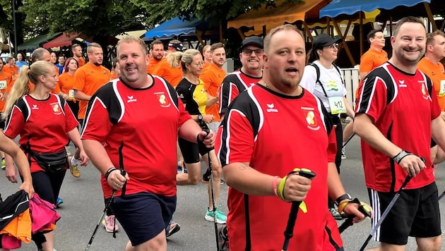 Christoph Amberger (der Herr links) wurde beim „Run & Help Lauf“ in Voitsberg am Mittwochabend zum Lebensretter. (Bild: FF Voitsberg/Sturmann)