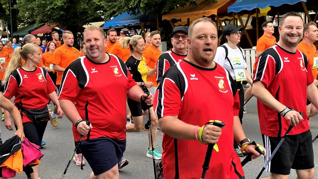 Christoph Amberger (der Herr links) wurde beim „Run & Help Lauf“ in Voitsberg am Mittwochabend zum Lebensretter. (Bild: FF Voitsberg/Sturmann)