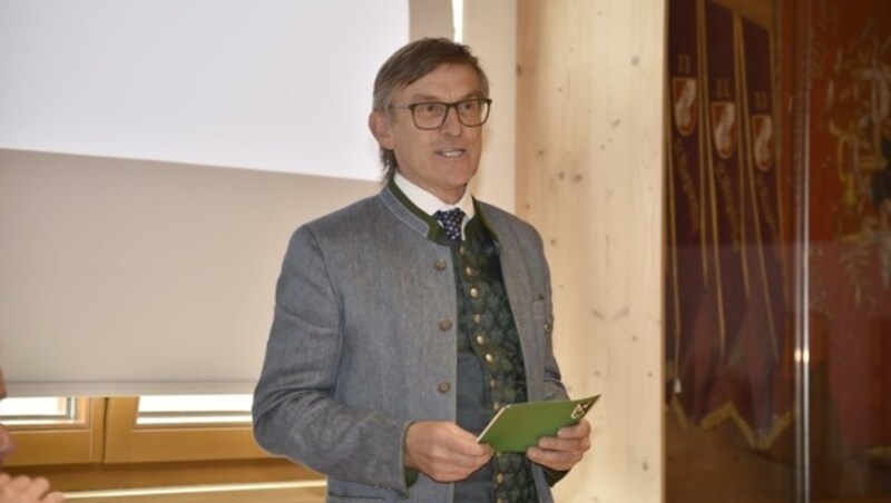 Bürgermeister Hans Lüftenegger informierte die Bürger über den Stand des Projekts. (Bild: Holitzky Roland)