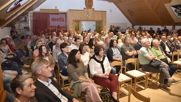 Zur Gemeindeversammlung kamen rund 100 Interessierte. (Bild: Holitzky Roland)