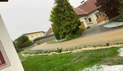 Im Raum Großsteinbach wurden Straßen überflutet (Bild: FF Kroisbach)