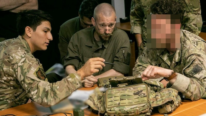 Ein US-Soldat (li.) weist in Slowenien einen österreichischen Jagdkommando-Soldaten (re.) ein.