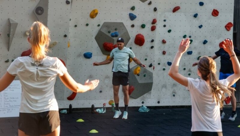 Auf dem Fitnessplatz hinter der Eishalle steigen die Work-outs (Bild: Tschepp Markus)