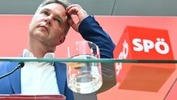 Kaum im Chefsessel, wird Kritik laut: Der neue SPÖ-Bundesparteichef Andreas Babler muss noch viele Gespräche führen, bis er die Partei geeint hat. (Bild: APA/Helmut Fohringer)