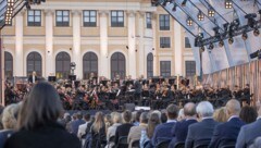 Blick auf die Bühne der Wiener Philharmoniker während des Sommernachtskonzerts im Schloßpark Schönbrunn. (Bild: APA/TOBIAS STEINMAURER)