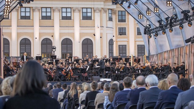 Blick auf die Bühne der Wiener Philharmoniker während des Sommernachtskonzerts im Schloßpark Schönbrunn. (Bild: APA/TOBIAS STEINMAURER)