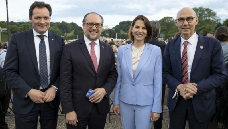 Von links: Landwirtschaftsminister Norbert Totschnig, Außenminister Alexander Schallenberg, Europaministerin Karoline Edtstadler (alle ÖVP) sowie Volker Türk (UN-Kommissar für Menschenrechte ) (Bild: APA/TOBIAS STEINMAURER)