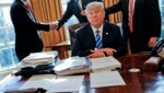 Trump 2017 im Oval Office, wo geheime Dokumente erlaubt sind (Bild: AP)