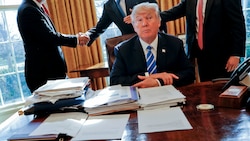 Trump 2017 im Oval Office, wo geheime Dokumente erlaubt sind (Bild: AP)