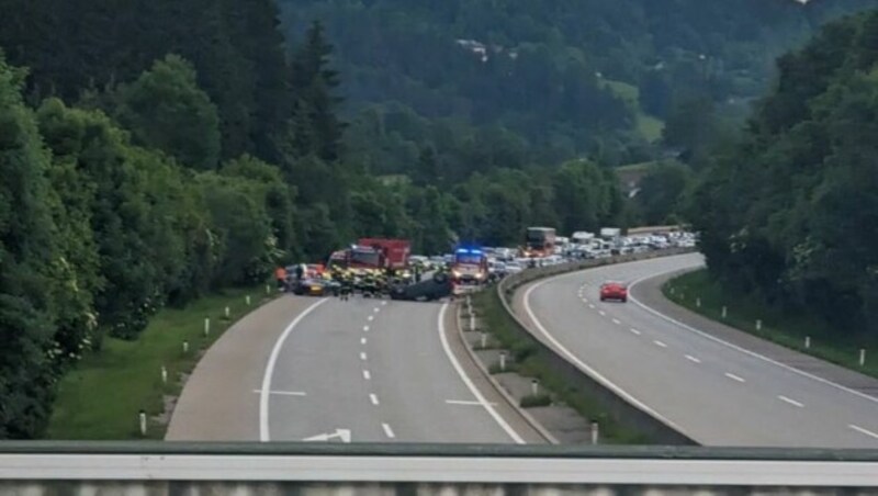 Während der Bergearbeiten war die Südautobahn gesperrt. (Bild: FF Wernberg)