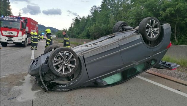 Der Pkw des Villachers kam auf dem Dach quer zur Fahrbahn zum Liegen. (Bild: FF Wernberg)