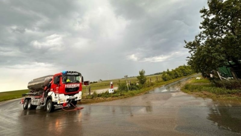 In Niederösterreich mussten die Feuerwehren zu zahlreichen Einsätzen ausrücken. (Bild: APA/AFKDO HOLLABRUNN)