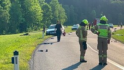 Einsatzkräfte am Unfallort: Für den Motorradfahrer kam jede Hilfe zu spät. (Bild: zoom.tirol)