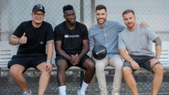 Die „Tapedesign“-Jungs mit Inter-Star Andre Onana (2. von li.) (Bild: Tapedesign/zVg.)