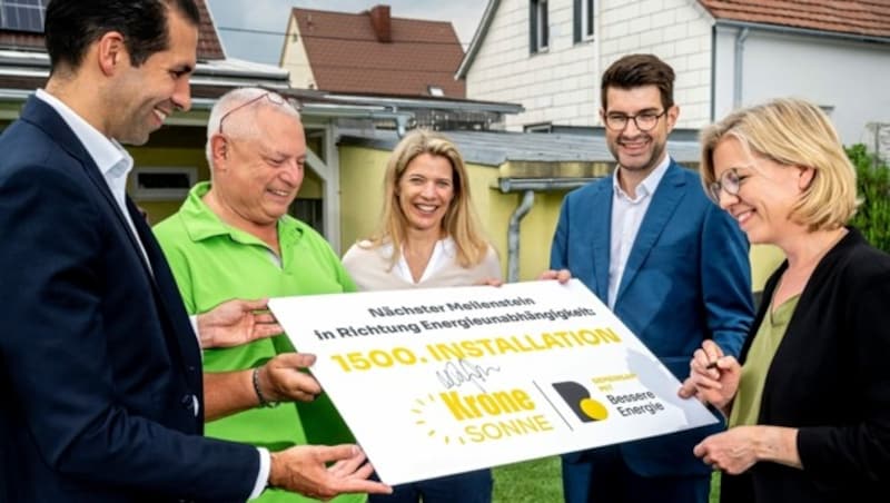 „Bessere Energie“-Vorstand Sharma, Kunde Leeb, Krone Sonne-Vorstände Schmidt und Lebelhuber sowie Umweltministerin Leonore Gewesssler. (Bild: Imre Antal)